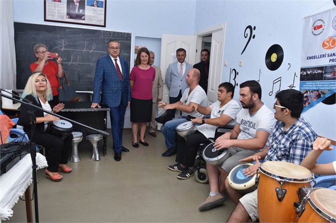 Vali Su SODES Kapsamında Eğitim Gören Zihinsel Yetersiz Kursiyerler ve Aileleriyle Buluştu