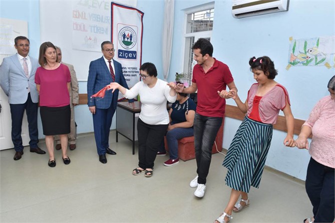 Vali Su SODES Kapsamında Eğitim Gören Zihinsel Yetersiz Kursiyerler ve Aileleriyle Buluştu