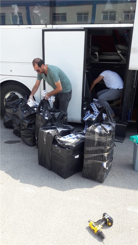Mersin'de Arama Yapılan Otobüsün Merdiven Bölümünde Gizlenmiş Binlerce Sigara Yakalandı