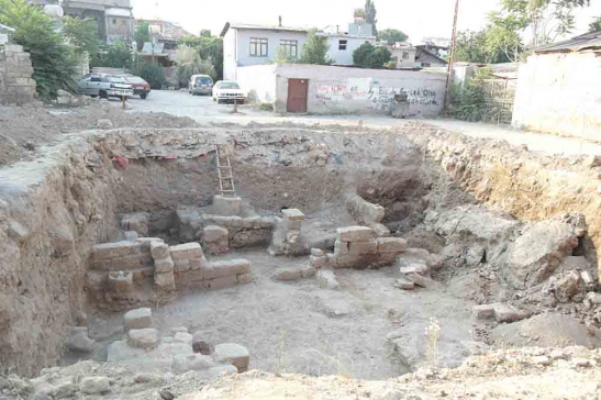 Mersin Tarsus'ta Mimari Kalıntı ve Zemin Döşemesi Bulundu