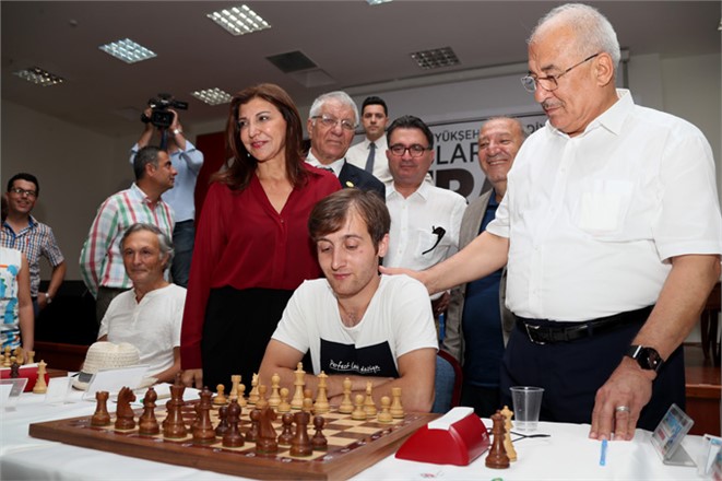 Mersin'de Satranç Turnuvası Başladı, Rakibi Mat Etmek İçin İlk Hamleler Yapıldı