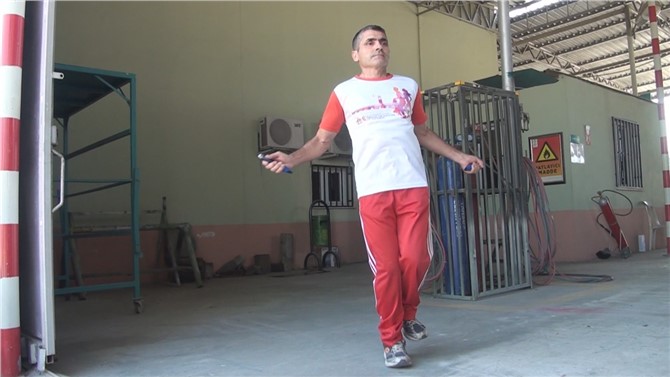 Mersinli İşçiden Tarihi Rekor! Guinness Rekorlar Kitabına Adını Yazdırdı