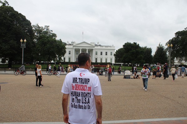 Mersinli Doktordan Trump'a Beyaz Saray Önünde Protesto