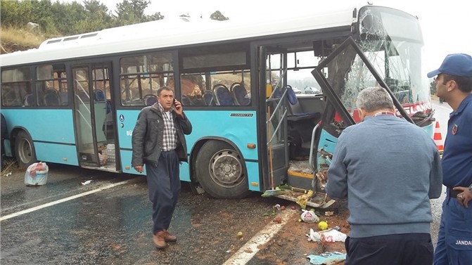 Mersin'de Büyükşehir Belediyesi Toplu Taşıma Aracı Kaza Yaptı