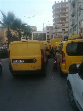 Mersin Tarsus'ta PTT'nin Dağıtım Arabaları Yayaya Geçit Vermiyor!