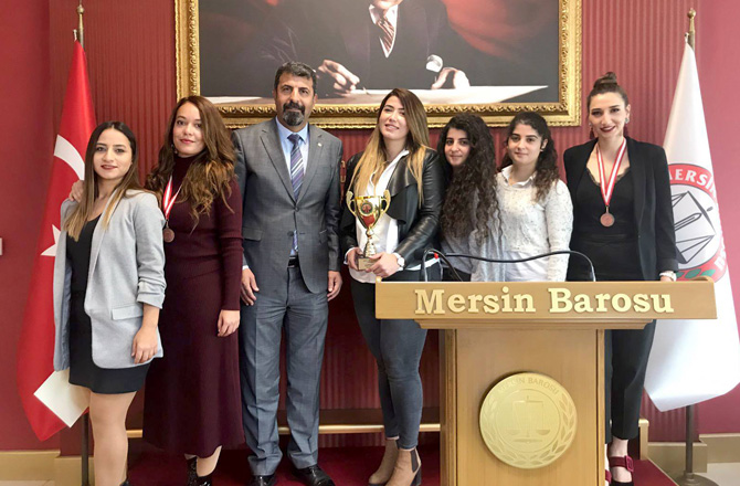 Mersin Barosu’nda Kupa Sevinci; Baro Bayan Voleybol Takımı Kupayla Döndü