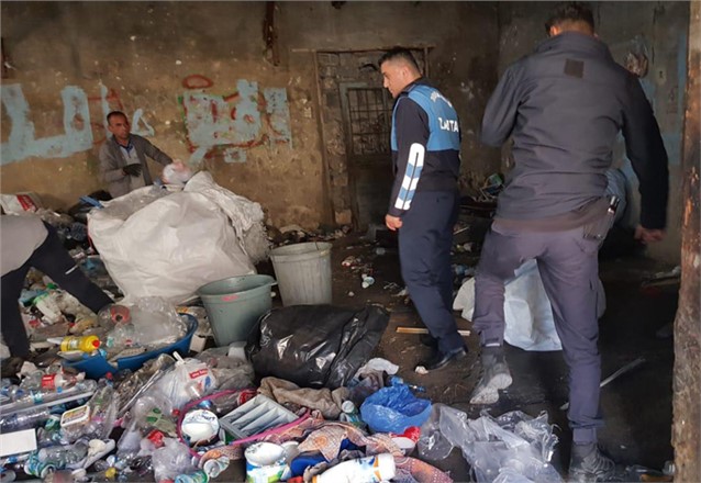 Tarsus’ta Çöp Ev Belediye Ekiplerince Boşaltıldı