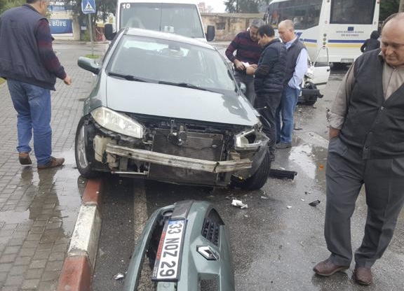 Mersin Tarsus’ta Tamir Ettiği Arabayı Test İçin Yola Çıkan Usta 5 Araca Çarptı