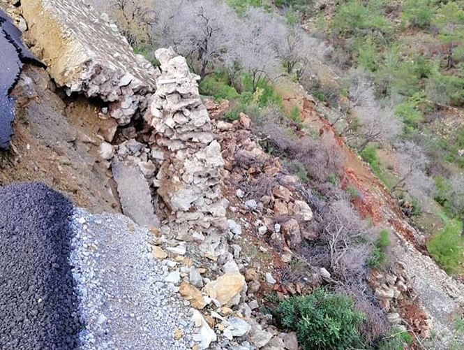 Mersin Anamur’da Yeni Yapılmış Tali Yol Çöktü, Durumu Köylüler Paylaştı