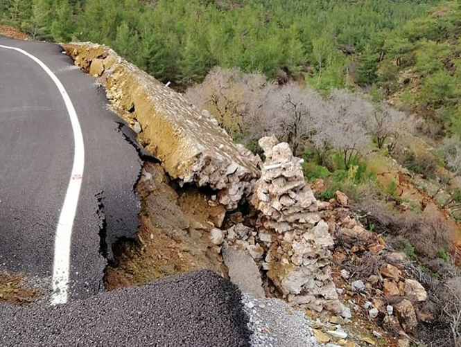Mersin Anamur’da Yeni Yapılmış Tali Yol Çöktü, Durumu Köylüler Paylaştı