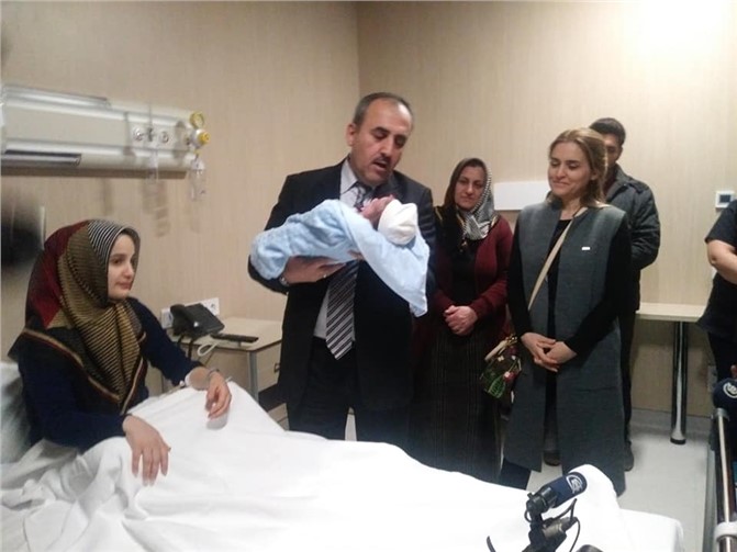 Mersin’de Yeni Yılın İlk Bebeği Dünya Geldi, Dr. Bahçacı'dan Sürpriz Ziyaret