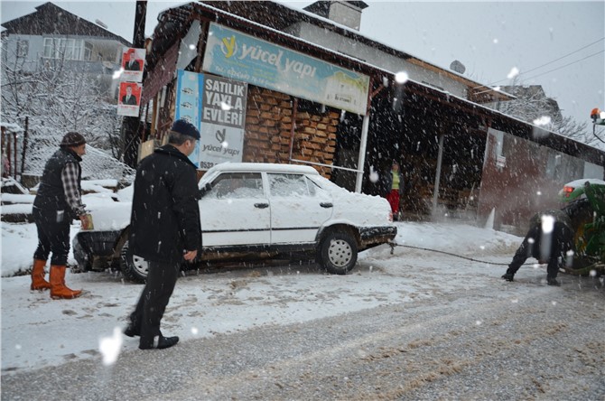 Kar Nedeniyle Yolda Kalan Vatandaşlara Belediye Başkanı Tepebağlı'dan Yardım
