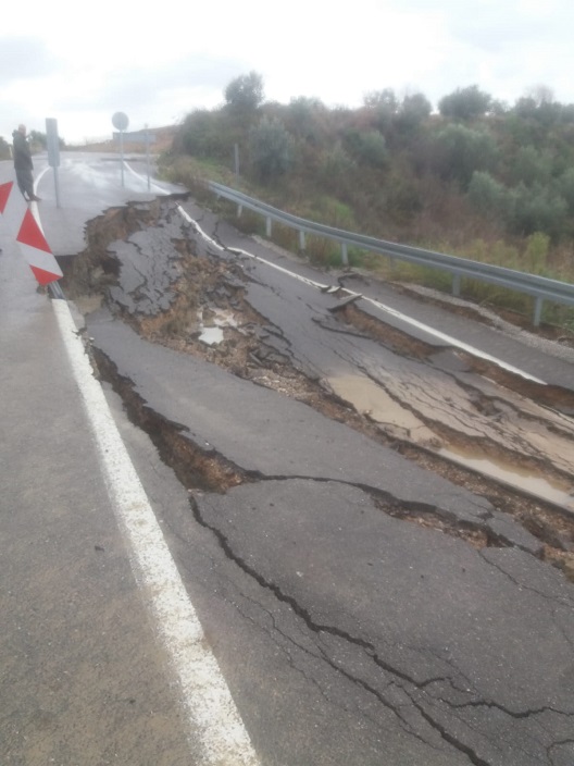 Mersin Tarsus - Çamlıyayla Arası Aşırı Yağıştan Kayan Toprak Yolu Kapadı, Dev Çukur Oluştu