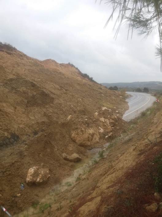Mersin Tarsus - Çamlıyayla Arası Aşırı Yağıştan Kayan Toprak Yolu Kapadı, Dev Çukur Oluştu