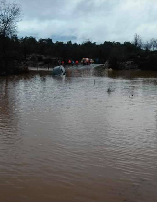 Mersin Gülnar’da Yağmur Sularının Getirdiği Sel Yolu Kapattı