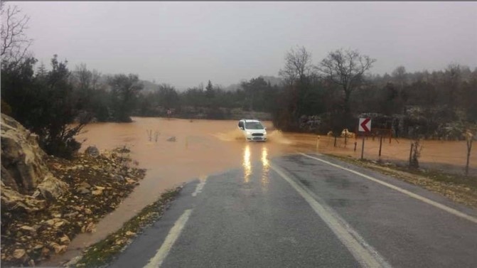 Mersin Gülnar’da Yağmur Sularının Getirdiği Sel Yolu Kapattı