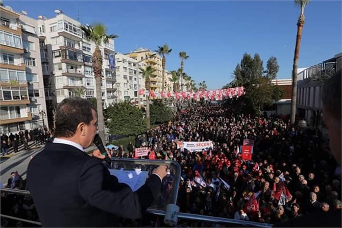 CHP Mersin Büyükşehir Belediye Başkan Adayı Vahap Seçer'i Binler Karşılıyor