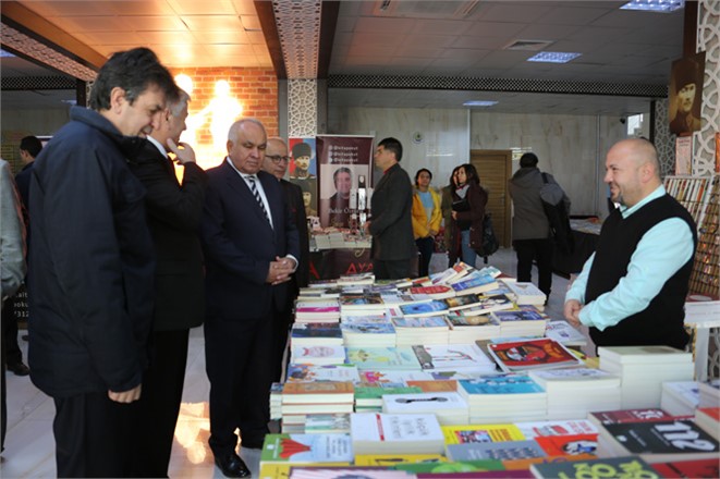 Mükerrem Tollu, Erdemli Belediyesi 1. Kitap Günleri’ni Ziyaret Etti