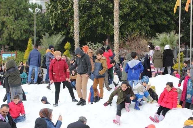 Binlerce Çocuk Mersin Sahillerinde Kar Sevinci Yaşadı, Erdemli Belediyesi Sahile Kar Getirdi