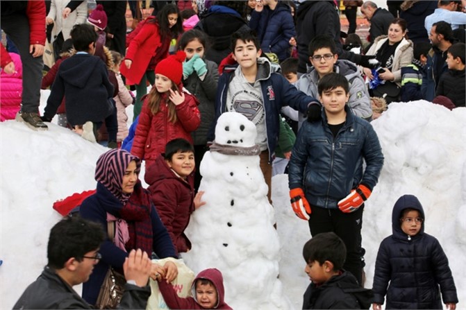 Binlerce Çocuk Mersin Sahillerinde Kar Sevinci Yaşadı, Erdemli Belediyesi Sahile Kar Getirdi