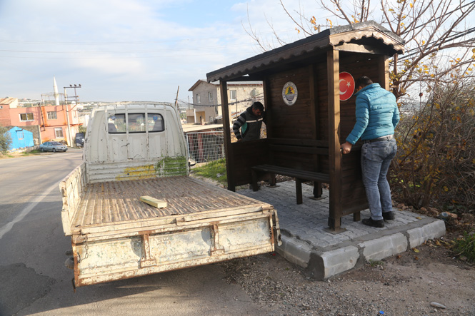 İlçede Kullanılan Durakları Kendi Atölyesinde Yapan Erdemli Belediyesi Eskiyen Duraklarını Yeniliyor