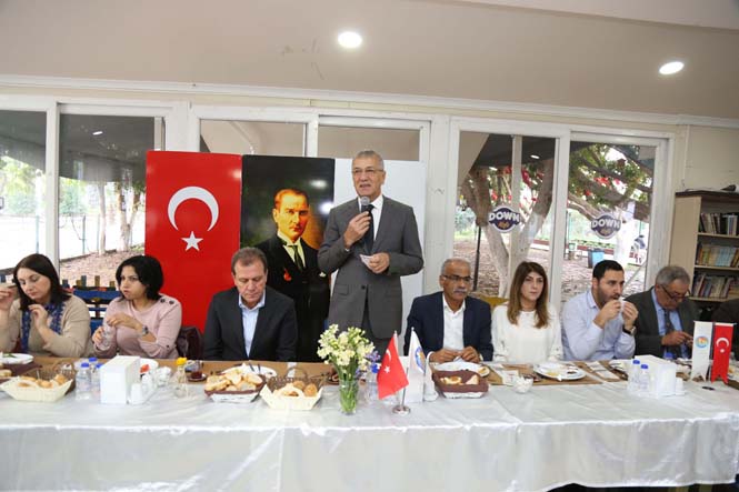 Mezitli Belediye Başkanı Neşet Tarhan Muhtarlarla Kahvaltıda Buluştu