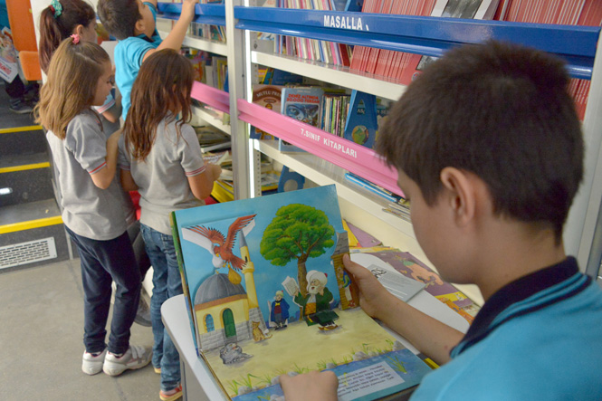 Mersin'de Gezici Kütüphane, Kilometrelerce Yol Kat Ederek, Çocukların Hayal Dünyasına Ulaşıyor