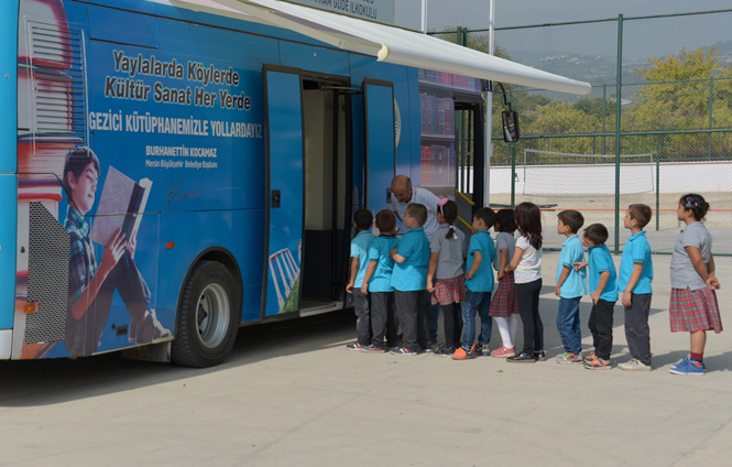 Mersin'de Gezici Kütüphane, Kilometrelerce Yol Kat Ederek, Çocukların Hayal Dünyasına Ulaşıyor