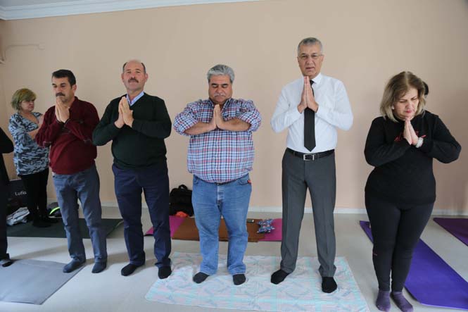 Mezitli Belediye Başkanı Neşet Tarhan ve Mahalle Muhtarları Güne Yoga Yaparak Başladı