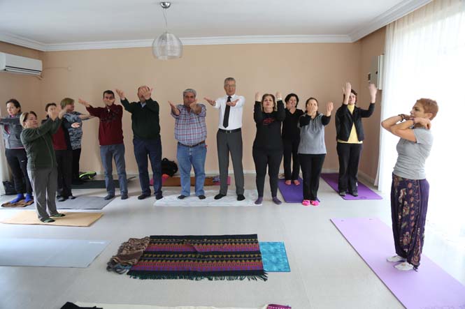 Mezitli Belediye Başkanı Neşet Tarhan ve Mahalle Muhtarları Güne Yoga Yaparak Başladı