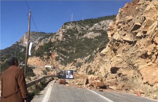 Anamur Mersin Karayolu, Yola Düşen Kayalar Nedeniyle Kapandı