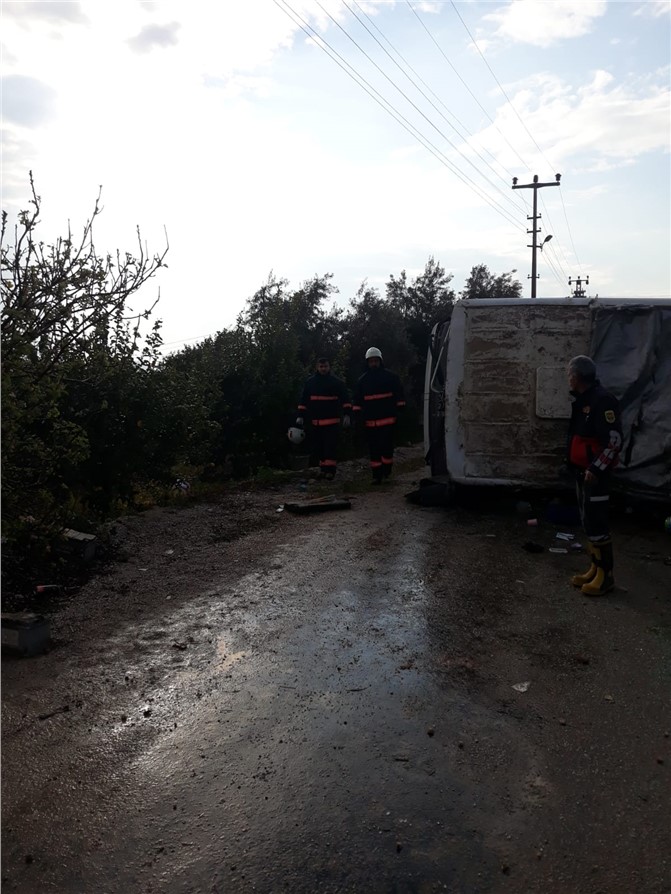 Mersin Erdemli Çeşmeli’de Yağış Nedeniyle Kayganlaşan Yolda İşçi Minibüsü Devrildi: 1 Ölü 15 Yaralı