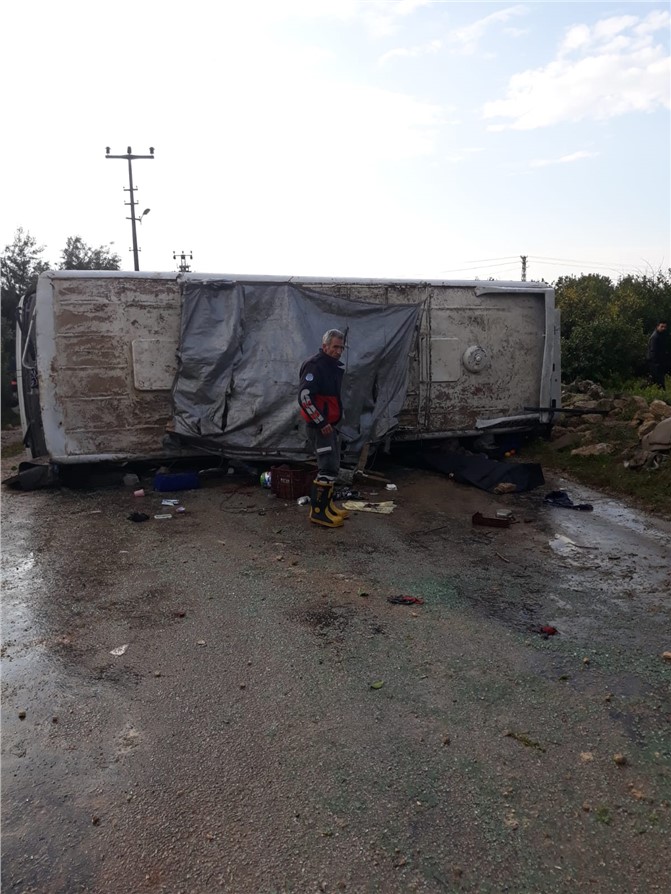 Mersin Erdemli Çeşmeli’de Yağış Nedeniyle Kayganlaşan Yolda İşçi Minibüsü Devrildi: 1 Ölü 15 Yaralı