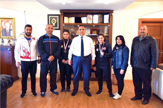 Tarsus Belediye Başkanı Şevket Can’dan Dereceye Giren Boksörlere Ödül