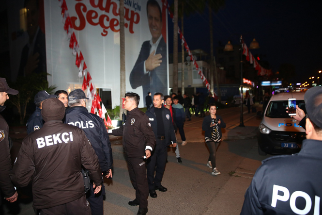 Mersin Büyükşehir Adayı Vahap Seçer’in Eğriçam’daki Seçim Ofisinde Bomba Paniği