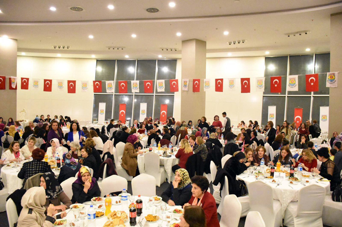 Tarsus Belediye Başkanı Şevket Can, 8 Mart Dünya Kadınlar Günü Nedeniyle Kadınlarla Bir Araya Geldi