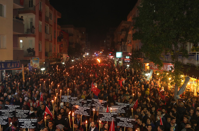 Erdemli'de 18 Mart Akşamı Düzenlenen Çanakkale Destanı İçin Zafer Yürüyüşüne Büyük Katılım Oldu