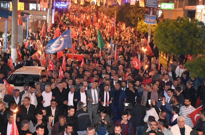 Tarsus'ta 27 Mart Çarşamba Akşamı Gerçekleşen Zafer Yürüyüşünde Onbinler Sel Oldu Aktı