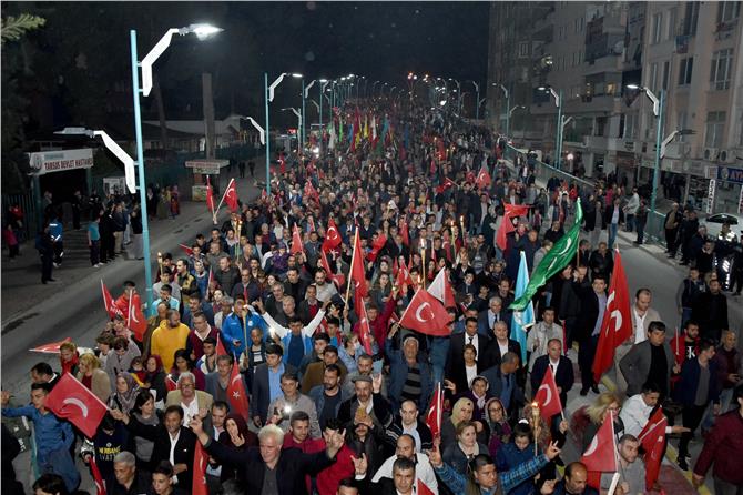 Tarsus'ta 27 Mart Çarşamba Akşamı Gerçekleşen Zafer Yürüyüşünde Onbinler Sel Oldu Aktı