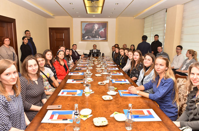 Mersin Valisi Ali İhsan Su, 12 Farklı Ülkeden Gençlik Liderlerini Kabul Etti