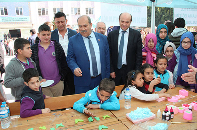 Mersin'in Tarsus İlçesinde Öğrenciler, Bilim Fuarı Düzenledi