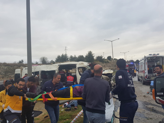 Mersin Tarsus Damlama Mevkiinde Feci Kaza; 2 Minibüs Çarpıştı Çok Sayıda Yaralı Var