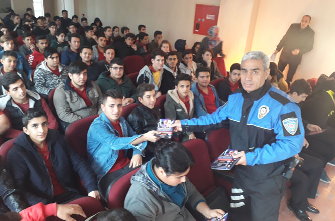 Mersin’de, Siber Polisten Lise ve Ortaokul Öğrencilerine Bilgilendirme
