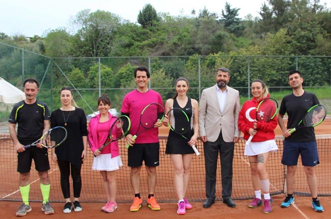 Tenis Turnuvasının Final Maçları Yapıldı, Kadınlarda Şampiyon Olan İsim Av. Burcu Gündoğdu Oldu