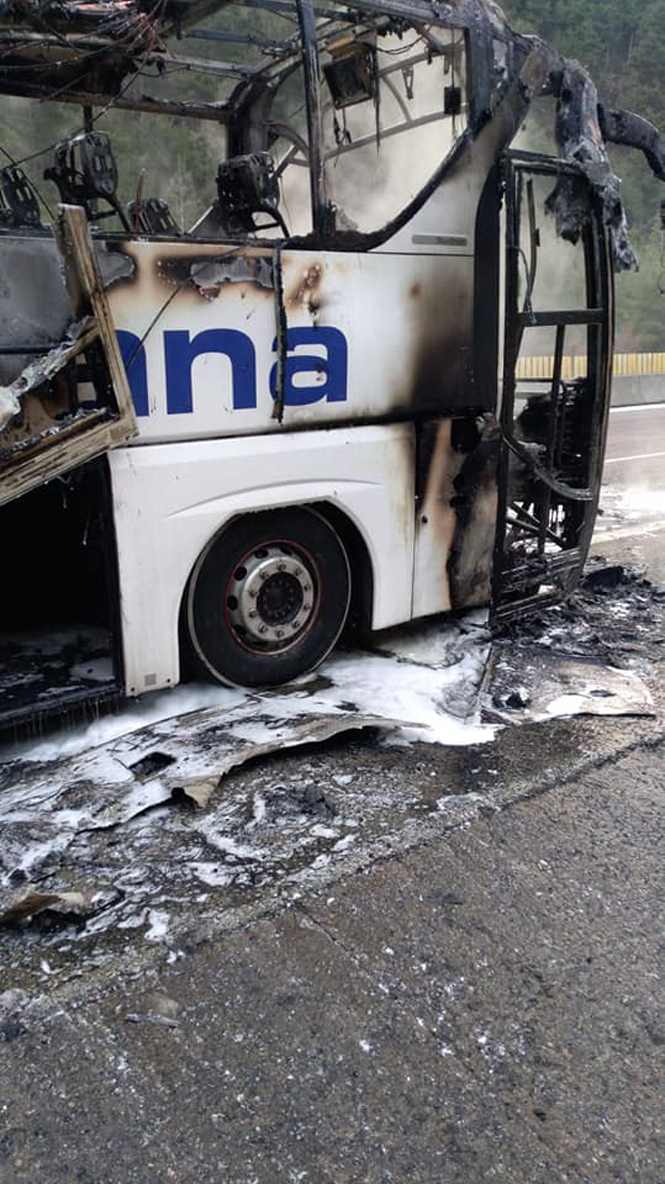 Pozantı Tarsus TEM Otoyolu Sarışıh Mevkiinde Seyreden C.G İdaresindeki 01 ENY 74 Plakalı Bir Yolcu Otobüsünün Motor Aksamından Yangın Çıktı
