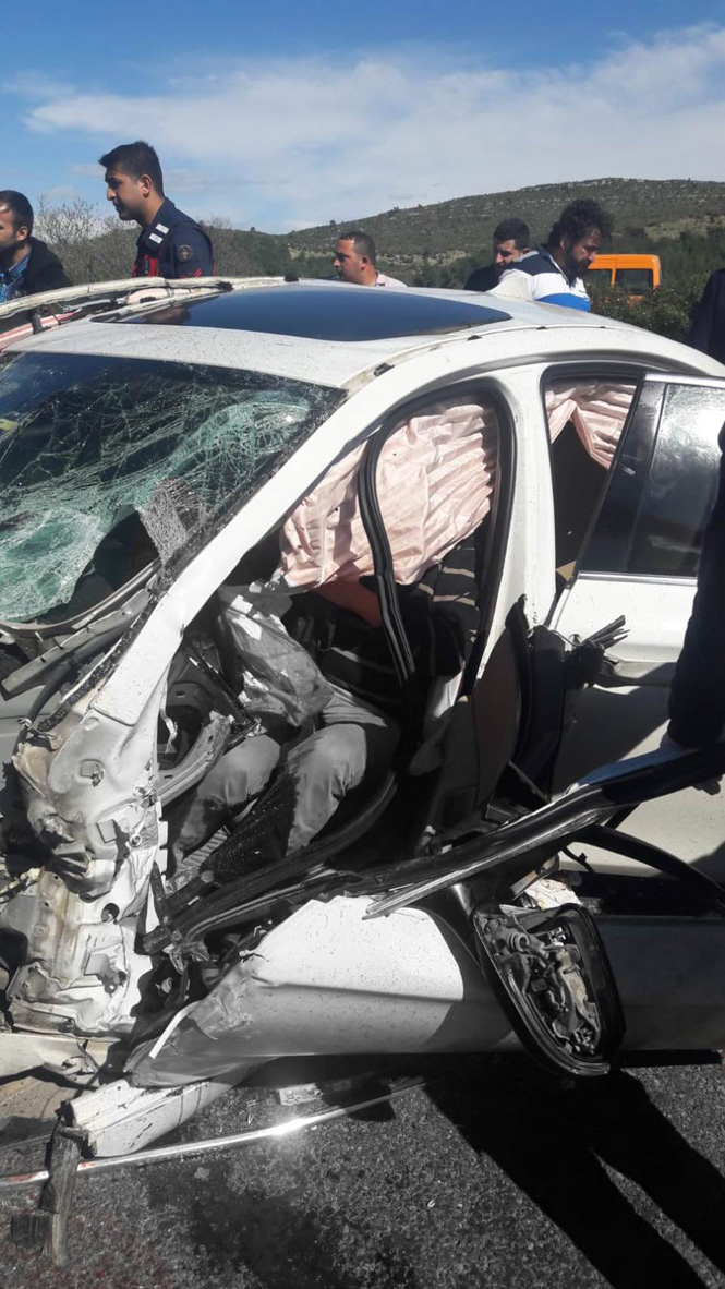 Mersin Tarsus’ta Yaşanan Feci Kazada Son Model Otomobilin Motoru Yerinden Fırladı: 1’i Ağır, 3 Yaralı
