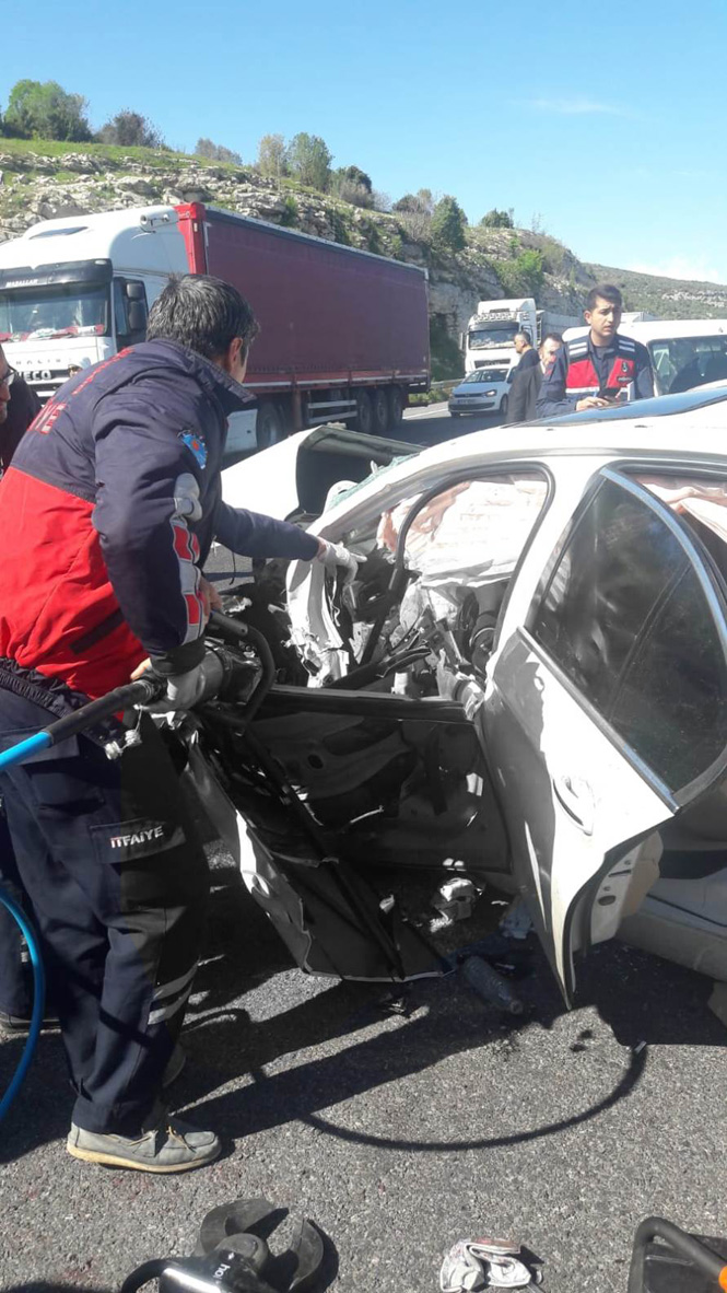 Mersin Tarsus’ta Yaşanan Feci Kazada Son Model Otomobilin Motoru Yerinden Fırladı: 1’i Ağır, 3 Yaralı