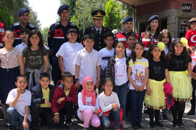 Tarsus Jandarması Çocukları Sevindirdi, Tarsus İlçe Jandarma Komutanlığı Köyde Okuyan Çocukları Hayvanat Bahçesine Götürdü