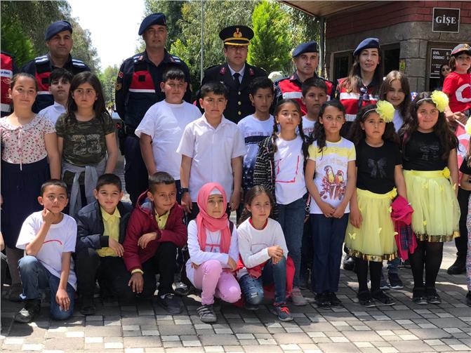 Tarsus Jandarması Çocukları Sevindirdi, Tarsus İlçe Jandarma Komutanlığı Köyde Okuyan Çocukları Hayvanat Bahçesine Götürdü