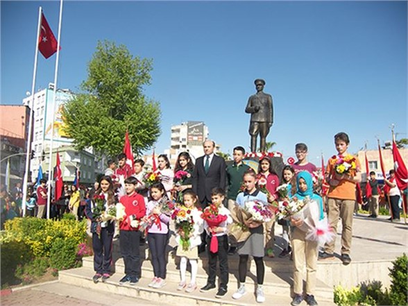 23 Nisan Ulusal Egemenlik ve Çocuk Bayramı Törenlerle Kutlandı